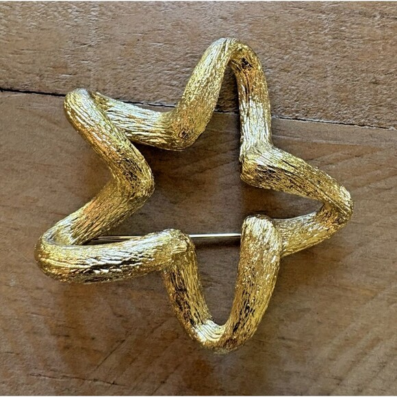 Vintage St John Open Star Brooch Pin Gold Tone Star Brooch Used - Picture 3 of 9